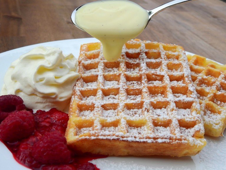 Apfel-Zimt-Waffeln mit Vanillesauce