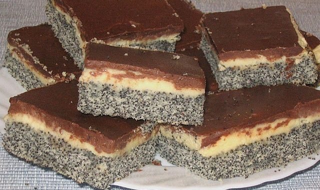 Mohnkuchen mit Vanillecreme und Schoko