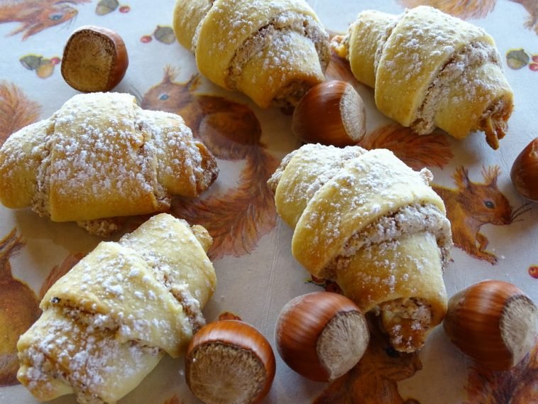Sahneteig-Hörnchen-mit-Nussfüllung-758x569