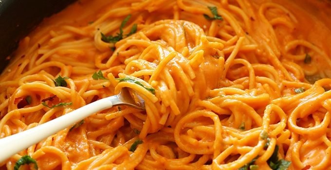 Spaghetti-in-roter-Paprikasauce