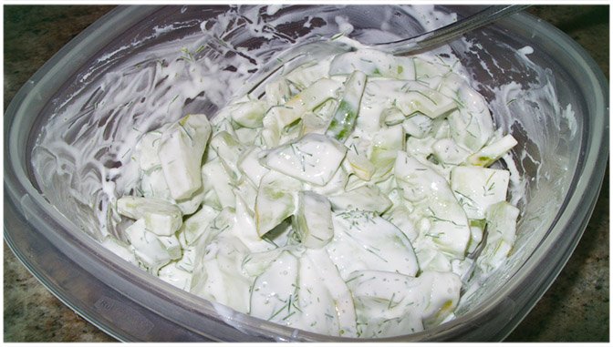 Gurkensalat mit saurer Sahne, schnell und leicht zu machen - Beste Essen