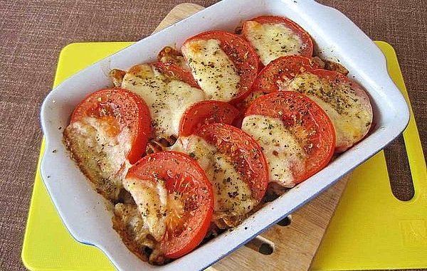 spiralnudeln-mit-mozzarella-und-tomaten