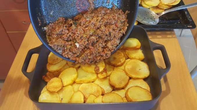 Kartoffel-Hack-Auflauf-köstliches-Abendessen-für-die-ganze-Familie-1062x570