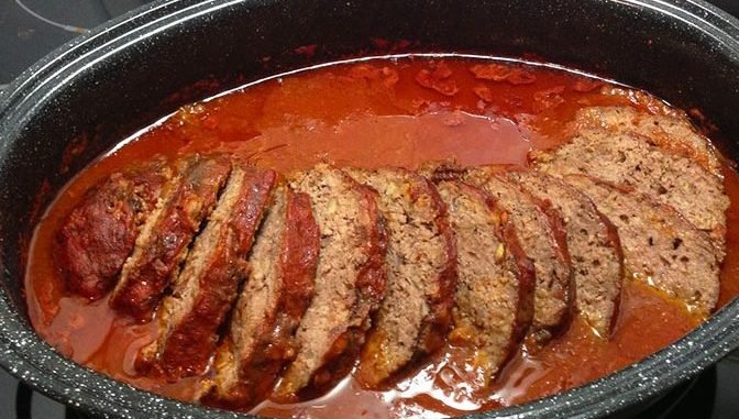 Paprika-Feta-Hackbraten-aus-dem-Backofen-mit-Tomatensauce-672x570