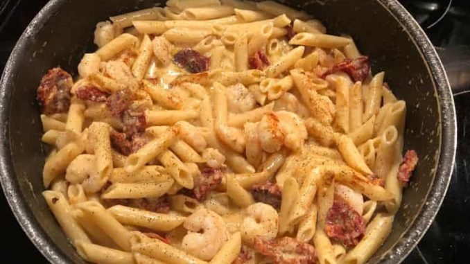 Cremiger-Nudelauflauf-mit-Tomaten-und-Mozzarella-min