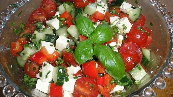 tomatensalat-mit-honigmelone-und-schafskaese